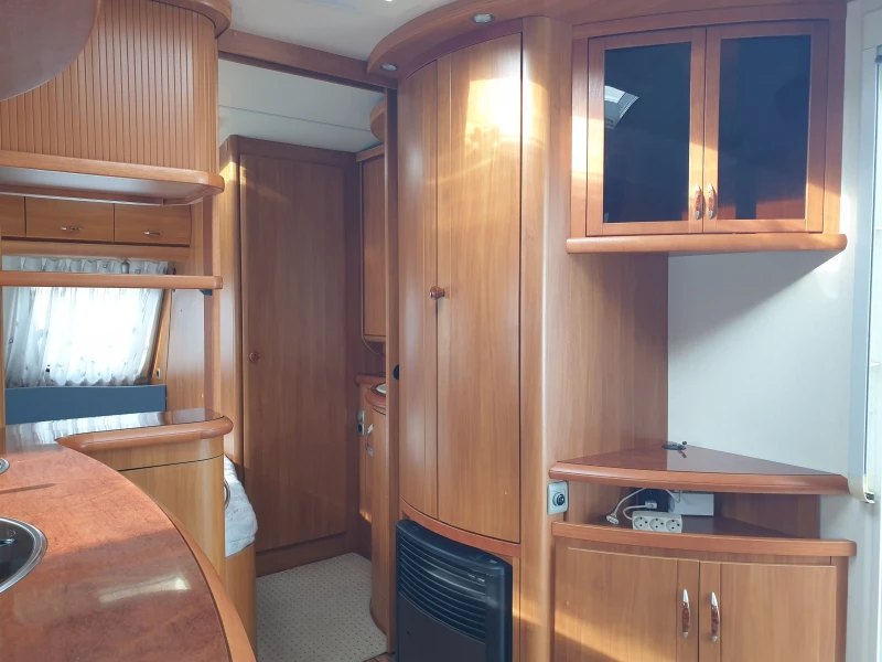 Каравана Hobby 540 EXCELSIOR , снимка 8 - Каравани и кемпери - 52394612