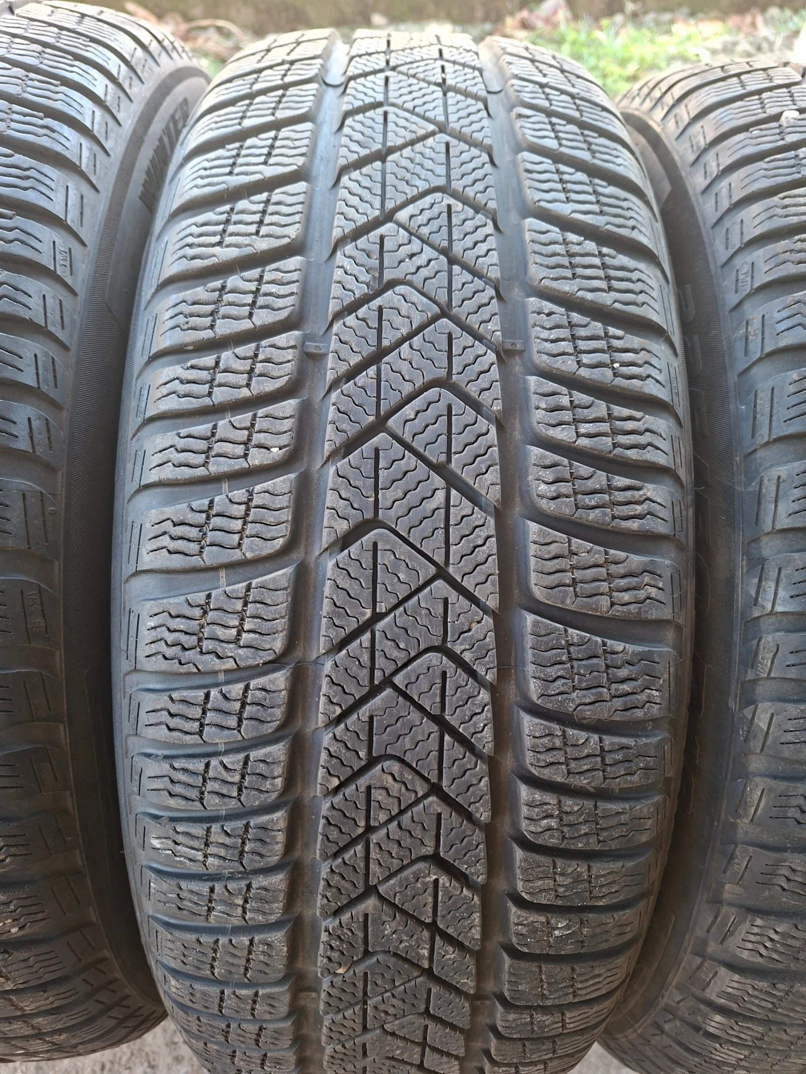 Гуми Зимни 225/50R18, снимка 3 - Гуми и джанти - 56129575