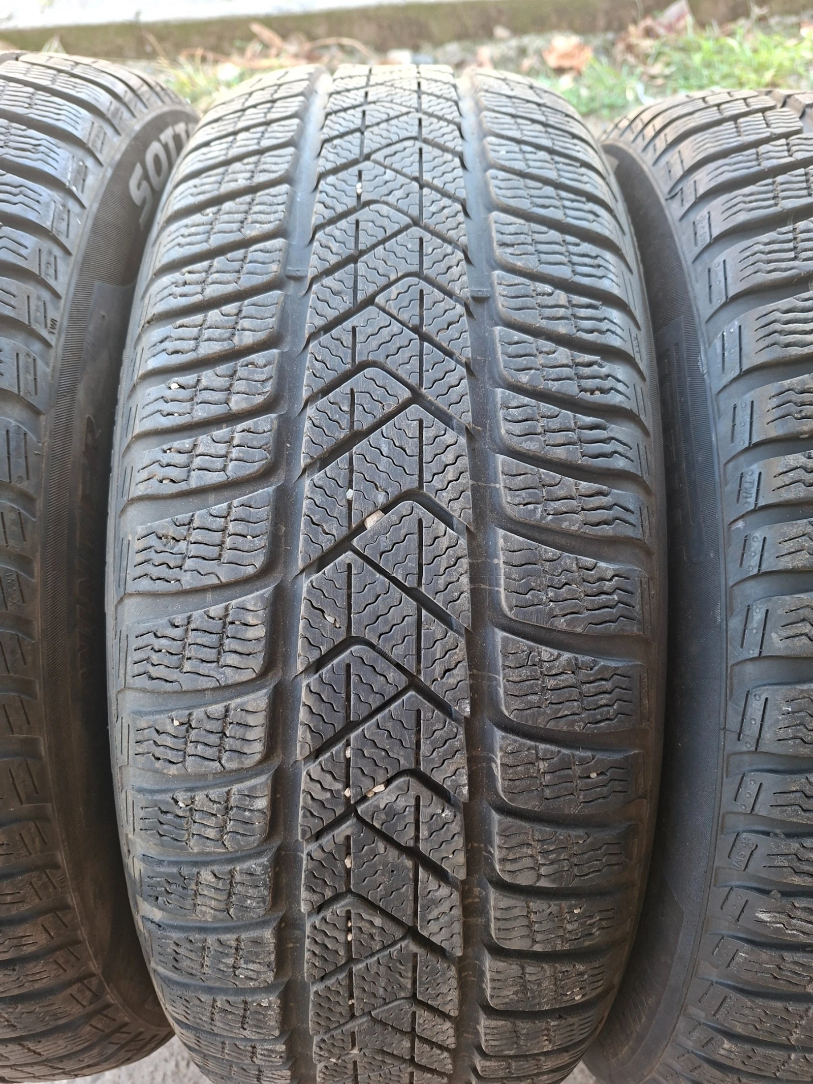 Гуми Зимни 225/50R18, снимка 4 - Гуми и джанти - 56129575