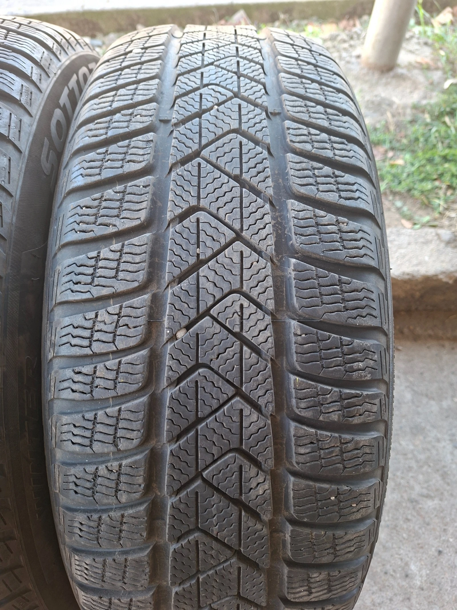 Гуми Зимни 225/50R18, снимка 2 - Гуми и джанти - 56129575
