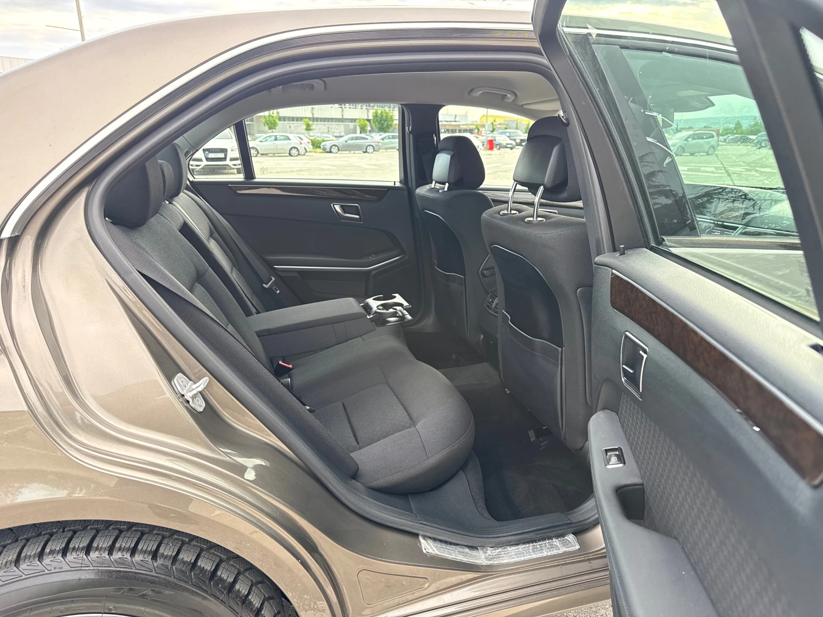 Mercedes-Benz E 250 FuLL-History-Mercedes/Distronic/Lane-Assist/SpotAs, снимка 11 - Автомобили и джипове - 54752686