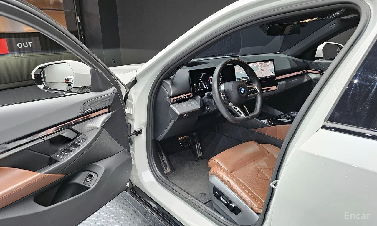 BMW 530 i* xDRIVE* M SPORT* HARMAN KARDON* , снимка 9 - Автомобили и джипове - 54851576