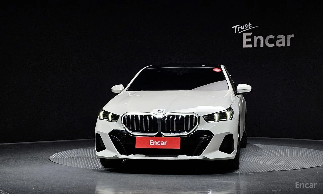 BMW 530 i* xDRIVE* M SPORT* HARMAN KARDON* , снимка 2 - Автомобили и джипове - 54851576