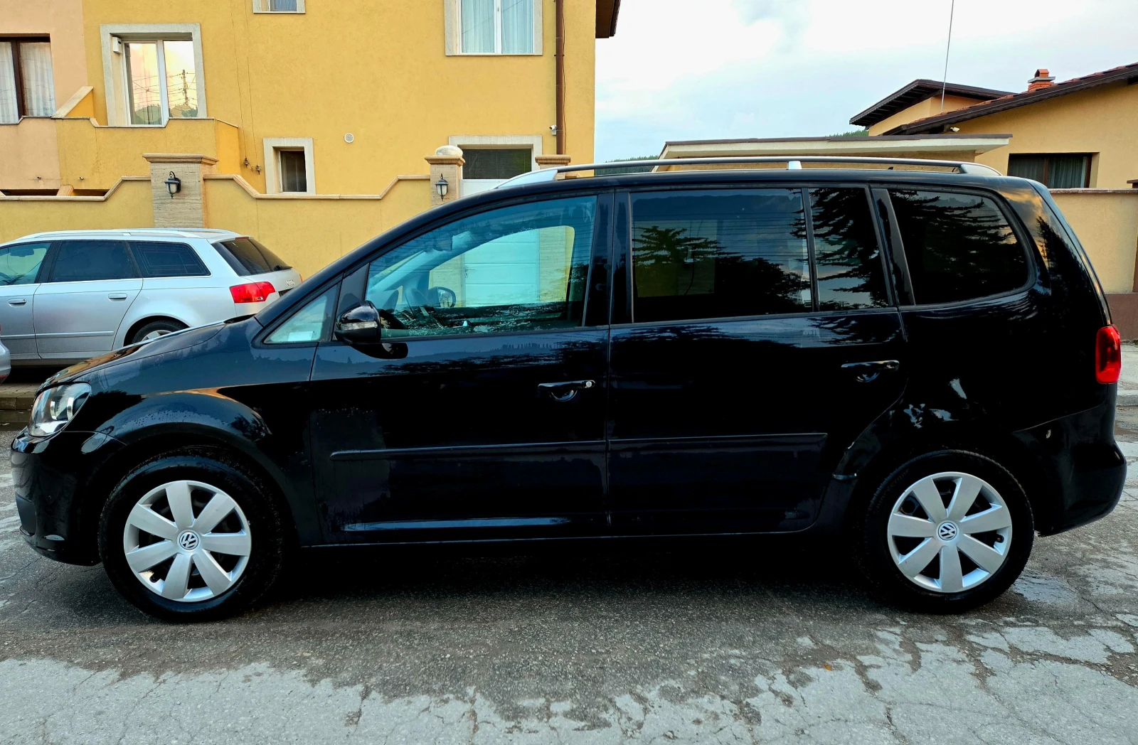 VW Touran TDI Германия Нави Клима Темпомат 7-Седалки 1Соб.Е5, снимка 2 - Автомобили и джипове - 55599229