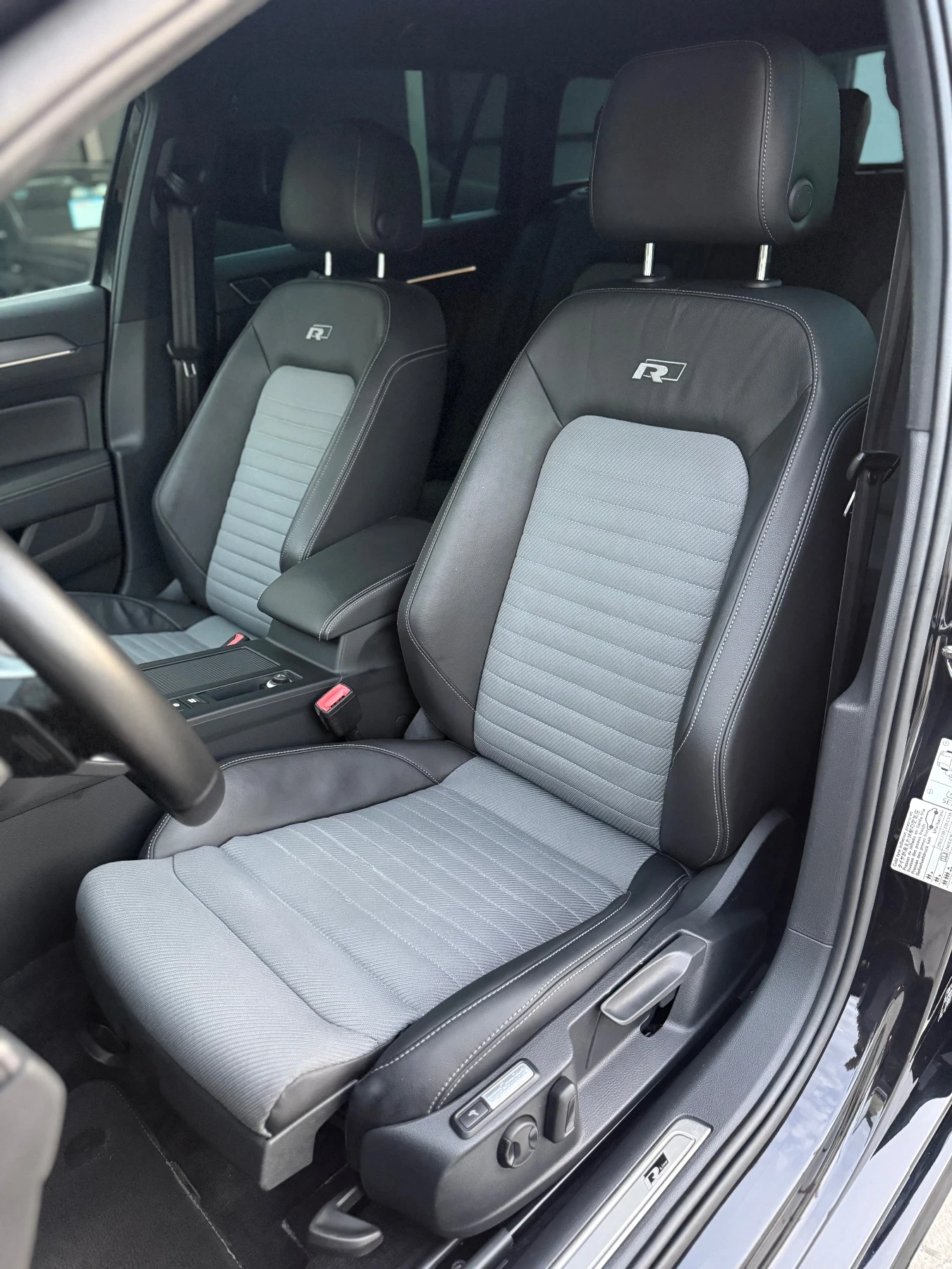 VW Passat 3 х R-LINE , снимка 13 - Автомобили и джипове - 55780840