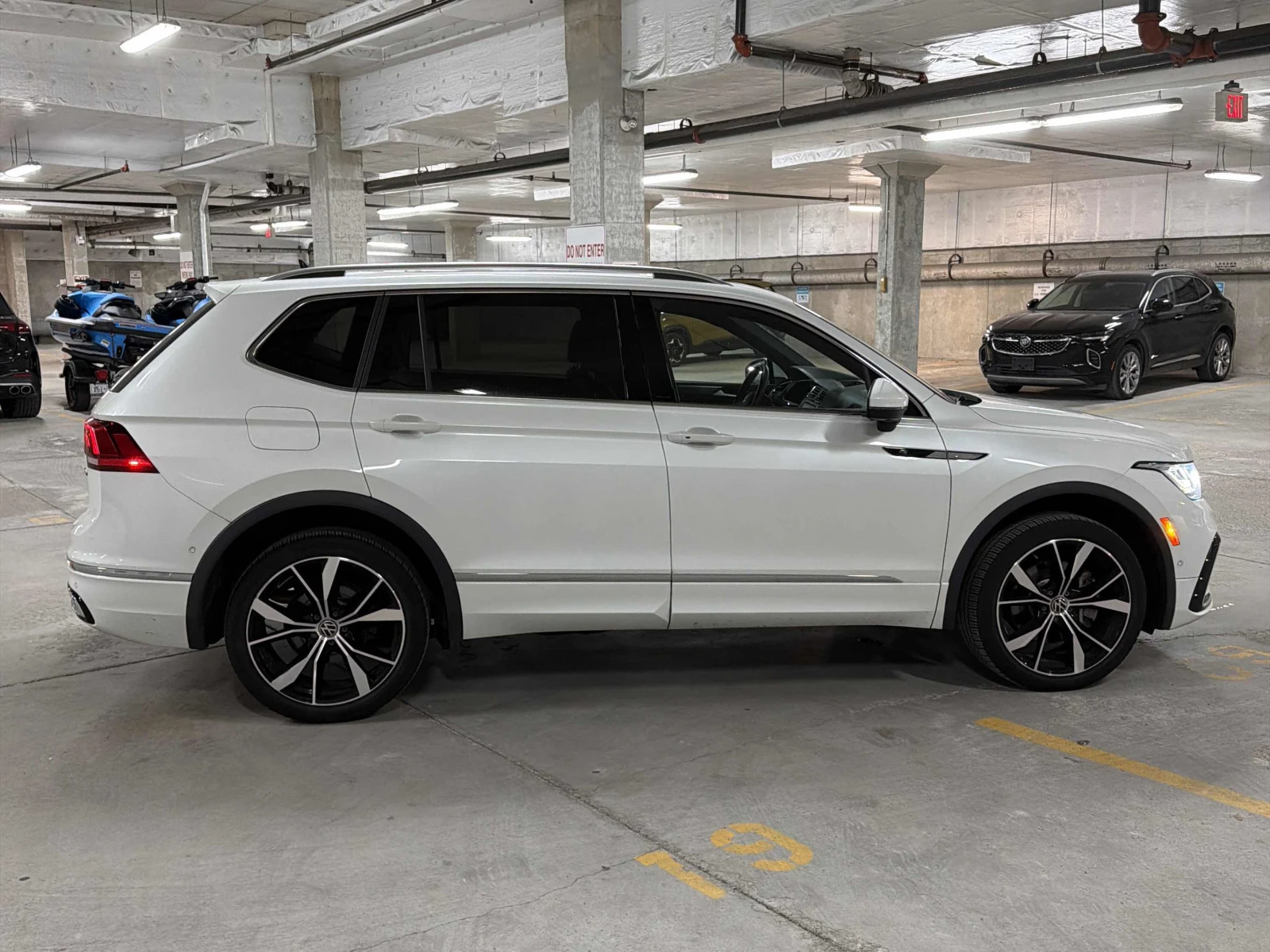 VW Tiguan Highline RLine/360/DIS/FENDER/ОБДУХВАНЕ/АВТОКРЕДИТ, снимка 3 - Автомобили и джипове - 55939210