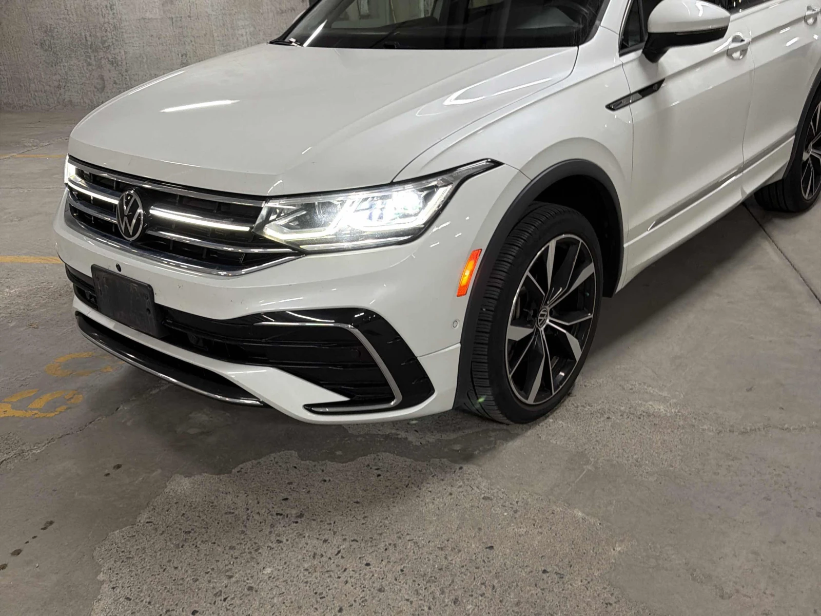 VW Tiguan Highline RLine/360/DIS/FENDER/ОБДУХВАНЕ/АВТОКРЕДИТ, снимка 13 - Автомобили и джипове - 55939210