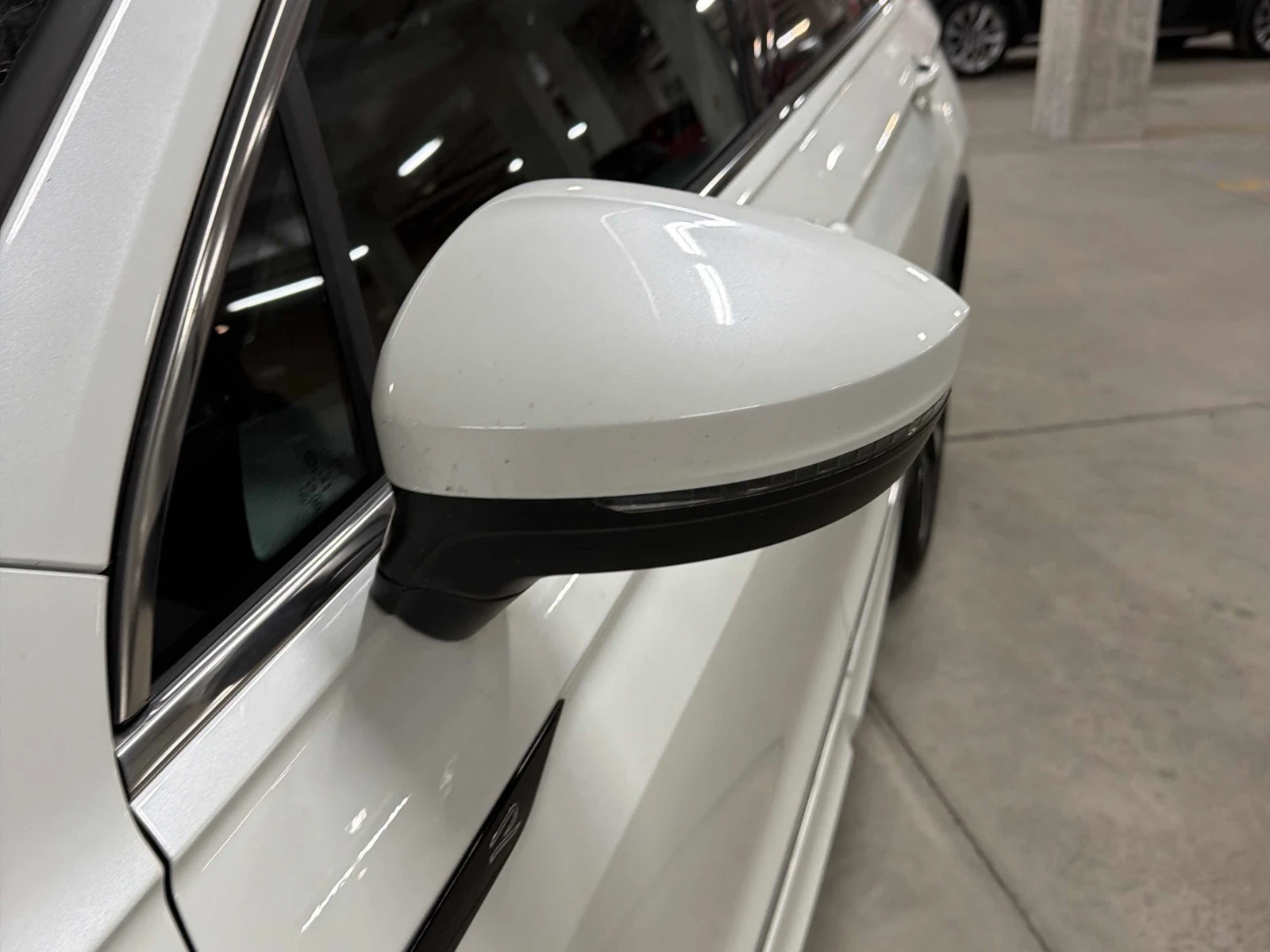 VW Tiguan Highline RLine/360/DIS/FENDER/ОБДУХВАНЕ/АВТОКРЕДИТ, снимка 11 - Автомобили и джипове - 55939210