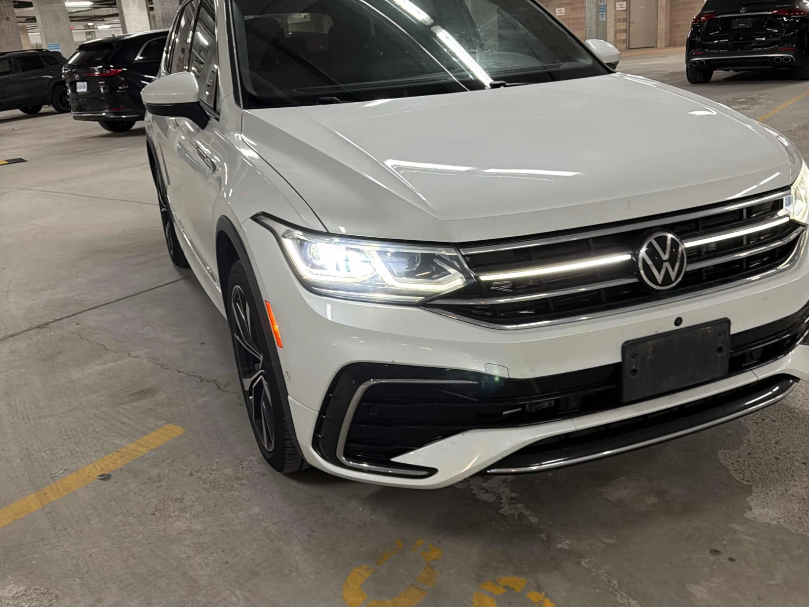 VW Tiguan Highline RLine/360/DIS/FENDER/ОБДУХВАНЕ/АВТОКРЕДИТ, снимка 14 - Автомобили и джипове - 55939210