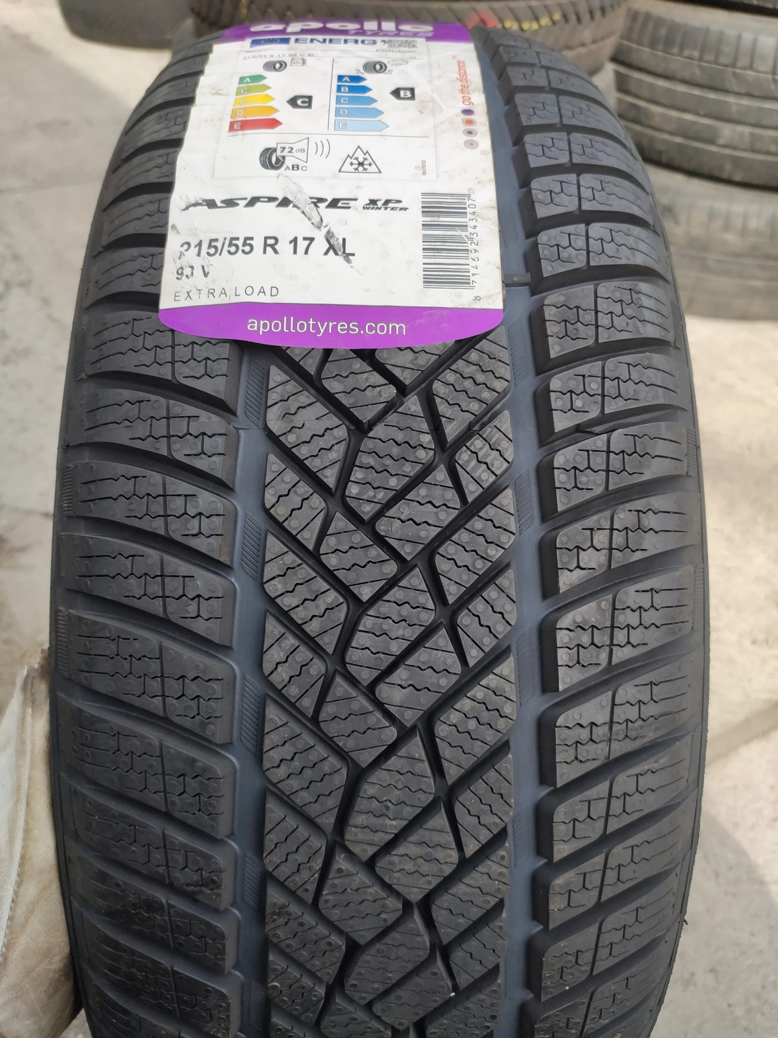 Гуми Зимни 215/55R17, снимка 2 - Гуми и джанти - 54807091