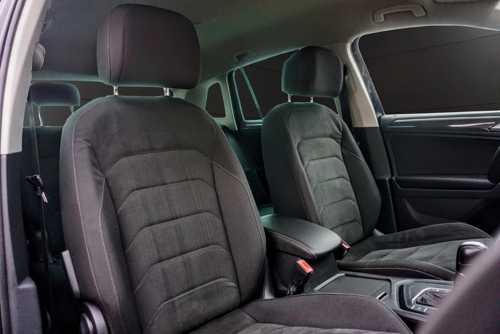 VW Tiguan 2.0TDI R-LINE DIGITAL DSG, снимка 13 - Автомобили и джипове - 53021523