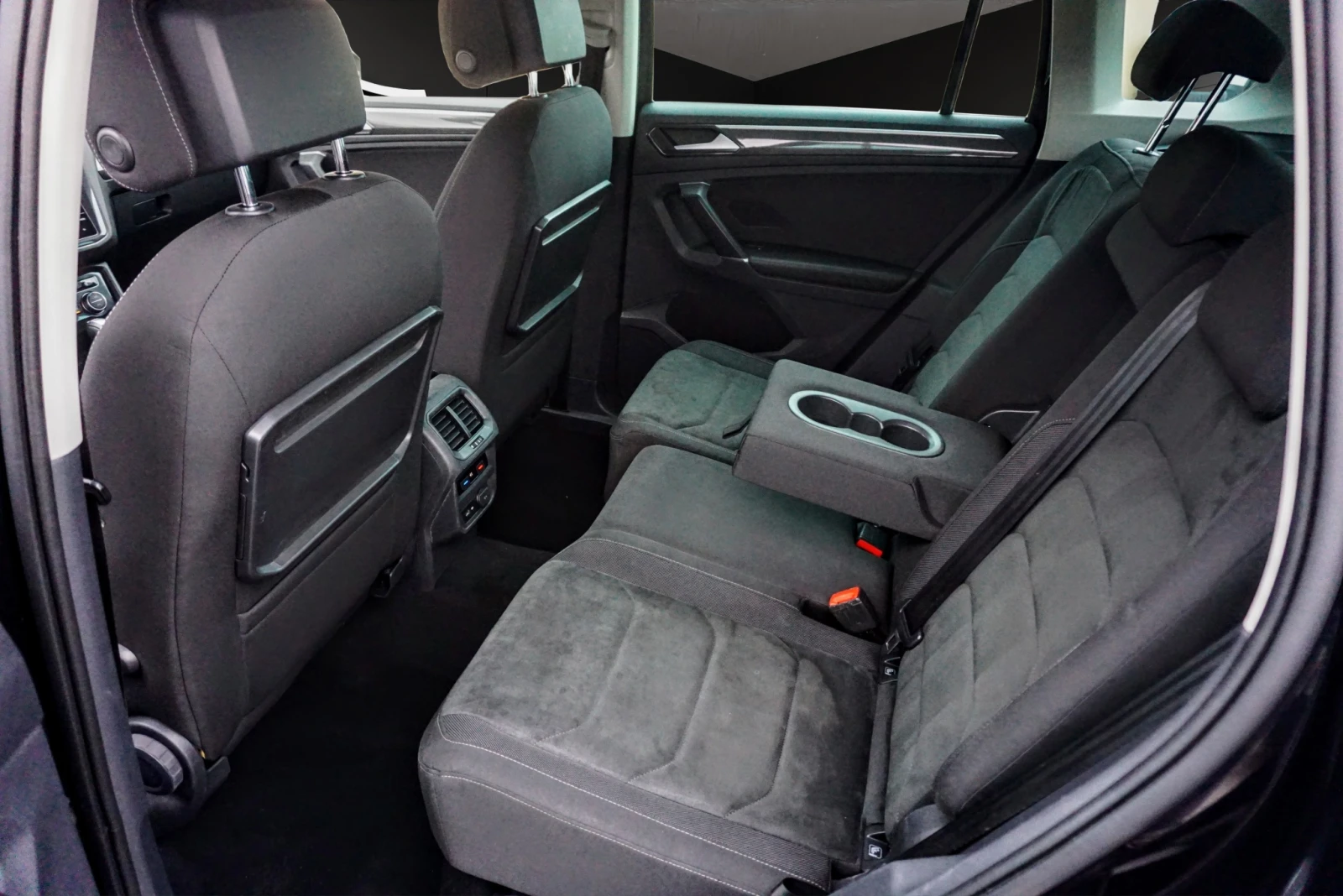 VW Tiguan 2.0TDI R-LINE DIGITAL DSG, снимка 14 - Автомобили и джипове - 53021523