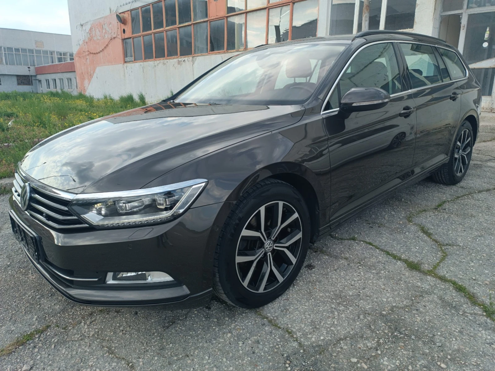 VW Passat * KEY LESS* DIGITAL* FULL ASSIST* , снимка 2 - Автомобили и джипове - 54259719