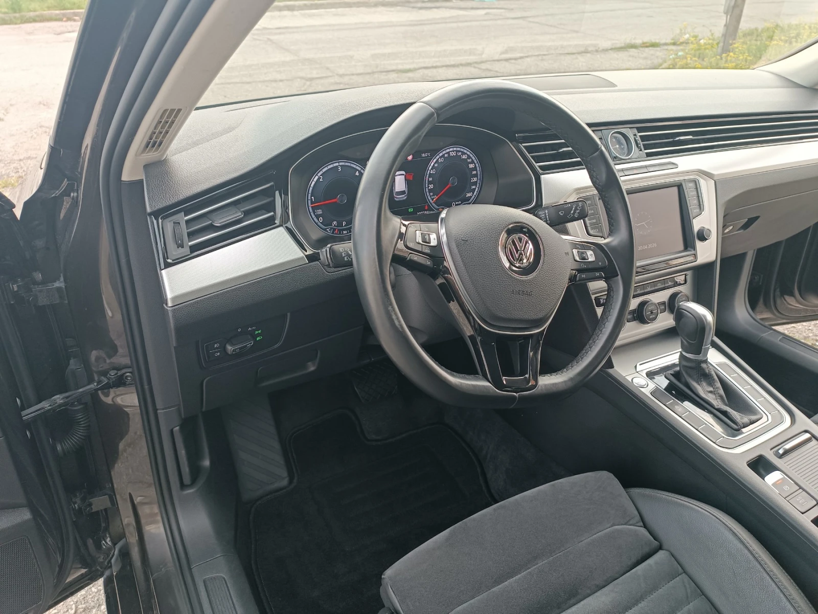 VW Passat * KEY LESS* DIGITAL* FULL ASSIST* , снимка 14 - Автомобили и джипове - 54259719