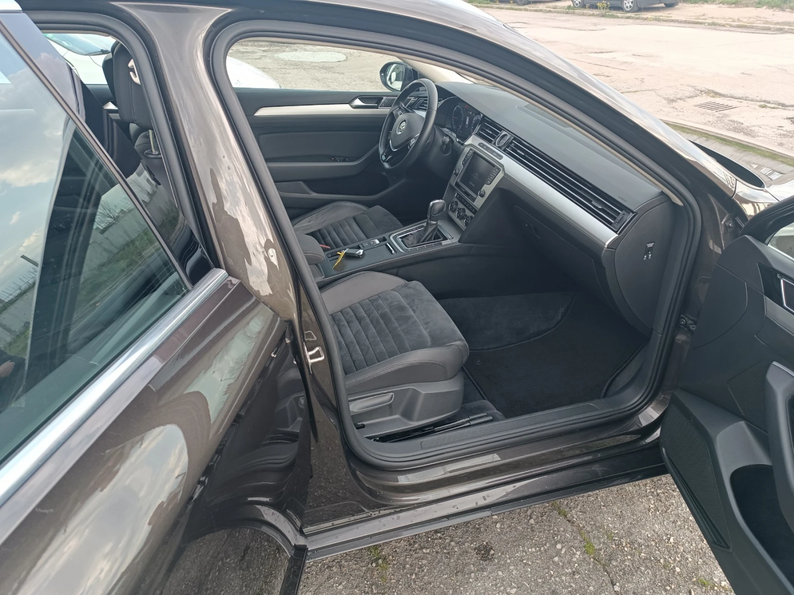 VW Passat * KEY LESS* DIGITAL* FULL ASSIST* , снимка 6 - Автомобили и джипове - 54259719