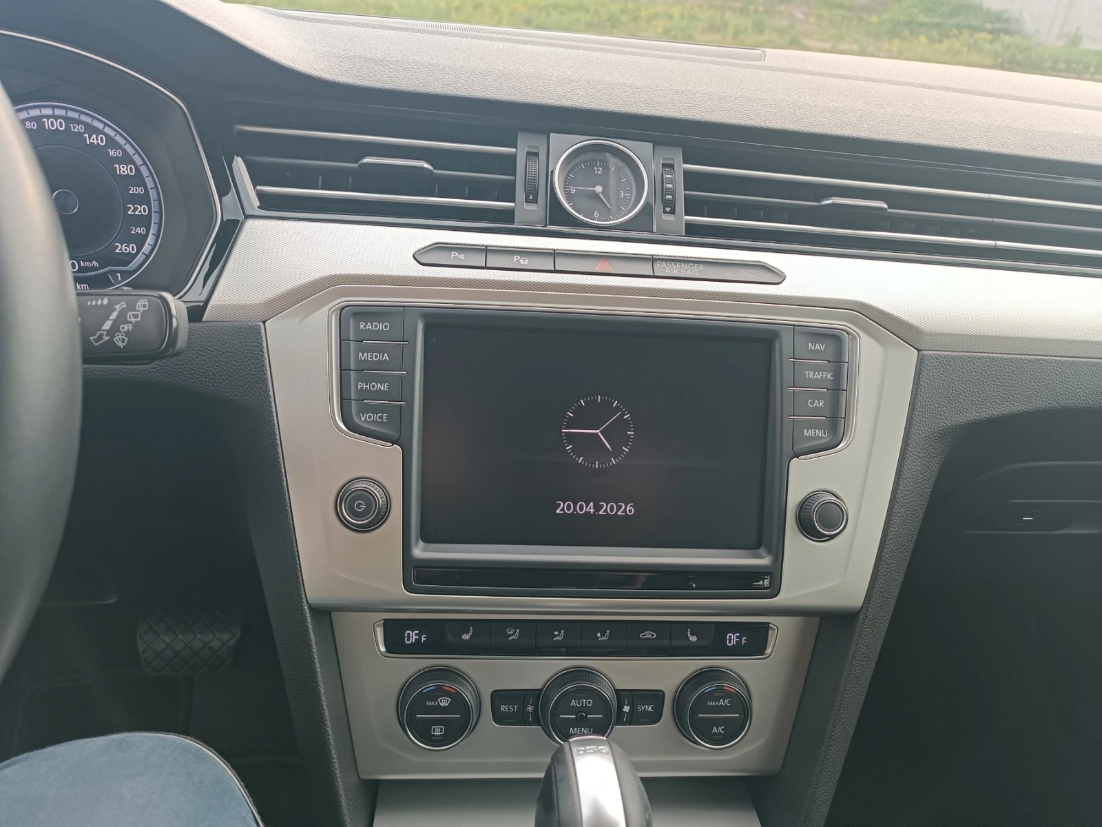 VW Passat * KEY LESS* DIGITAL* FULL ASSIST* , снимка 15 - Автомобили и джипове - 54259719