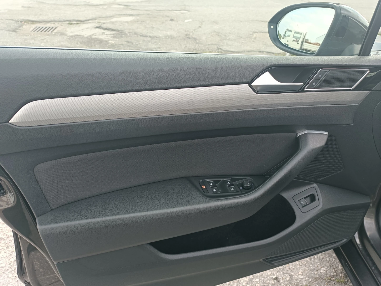 VW Passat * KEY LESS* DIGITAL* FULL ASSIST* , снимка 12 - Автомобили и джипове - 54259719