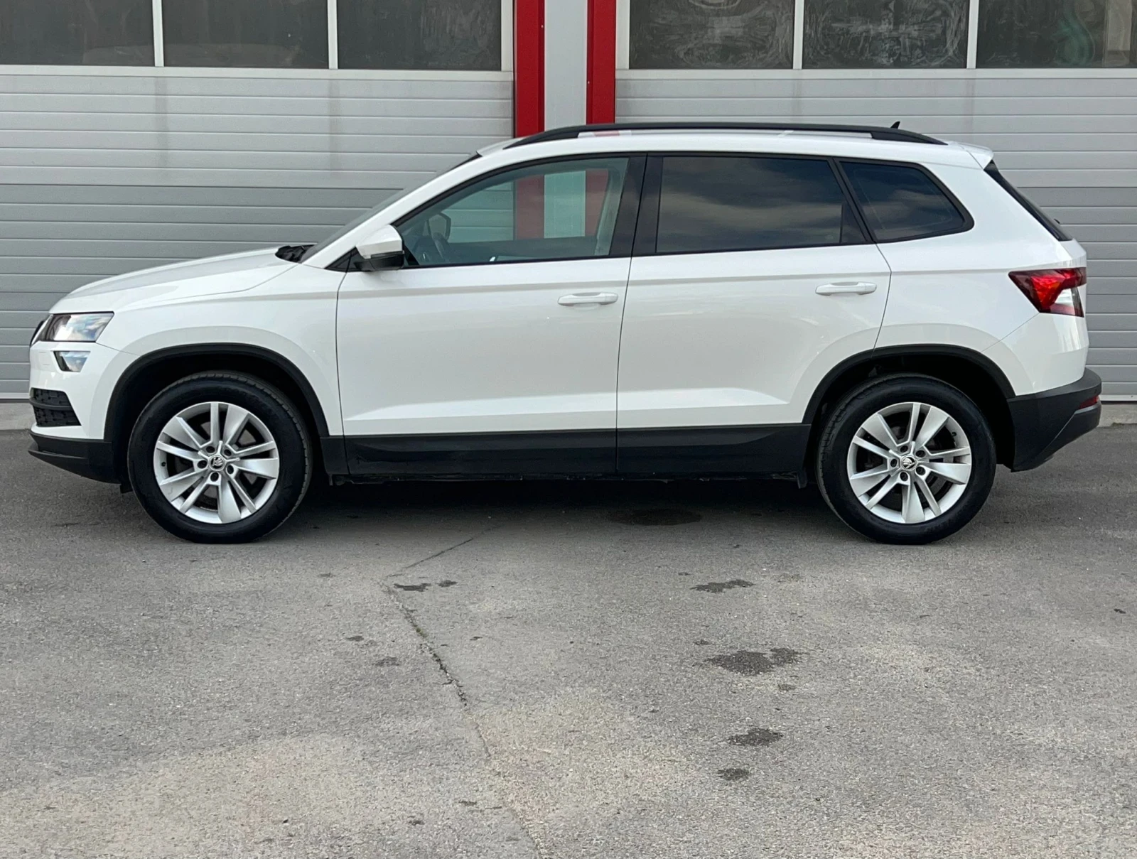 Skoda Karoq 2.0TDI 4X4 DSG AUTOMATIK NAVI EVRO 6B ЛИЗИНГ!!! - изображение 4