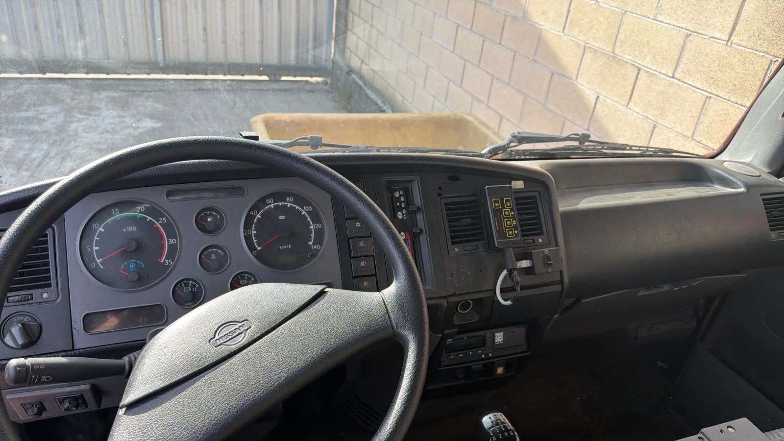 Nissan Atleon Пътна помощ, снимка 7 - Камиони - 56298969