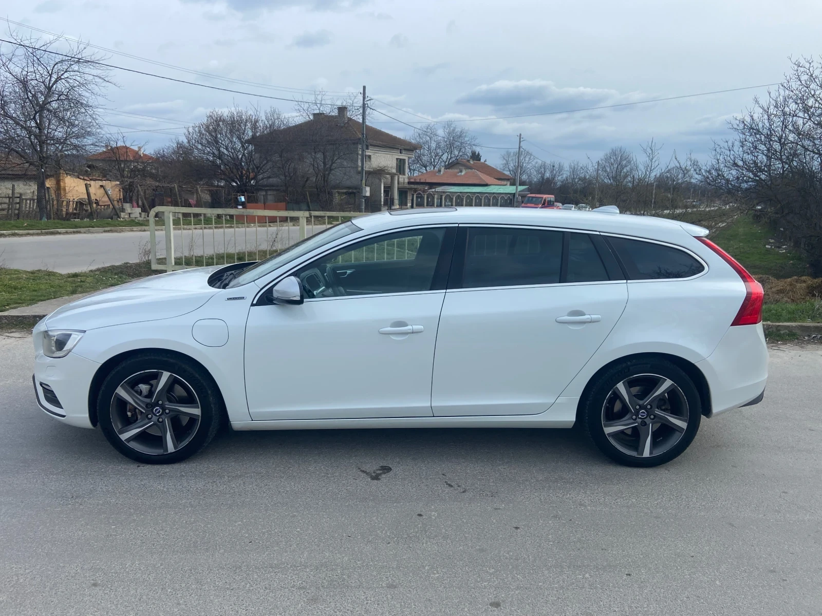 Volvo V60 2.4d Plug in Hybird, снимка 4 - Автомобили и джипове - 53929001