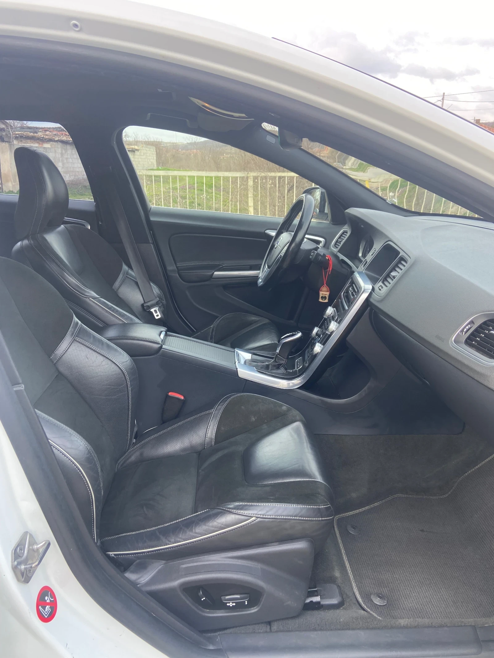 Volvo V60 2.4d Plug in Hybird, снимка 14 - Автомобили и джипове - 53929001