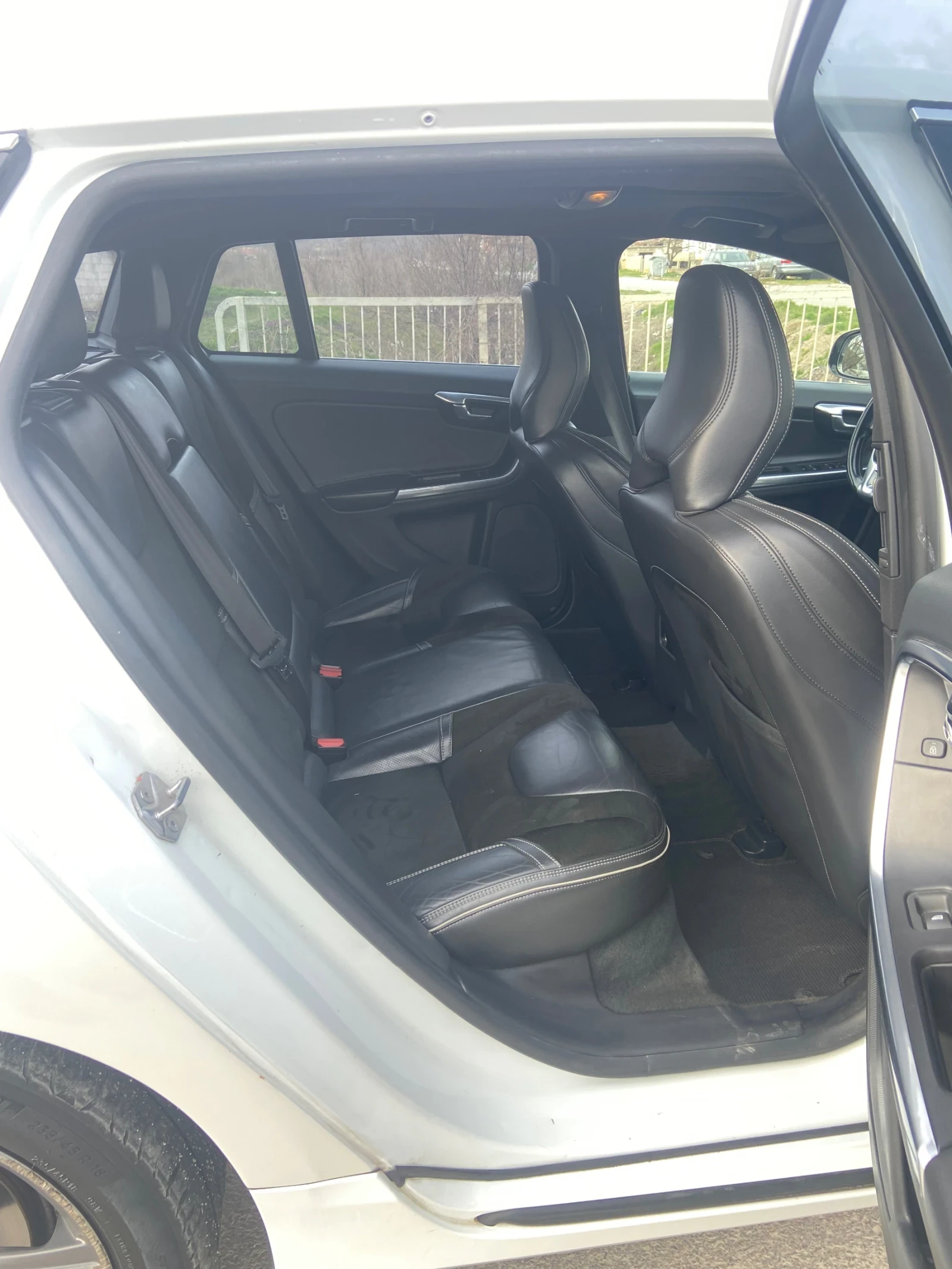 Volvo V60 2.4d Plug in Hybird, снимка 16 - Автомобили и джипове - 53929001