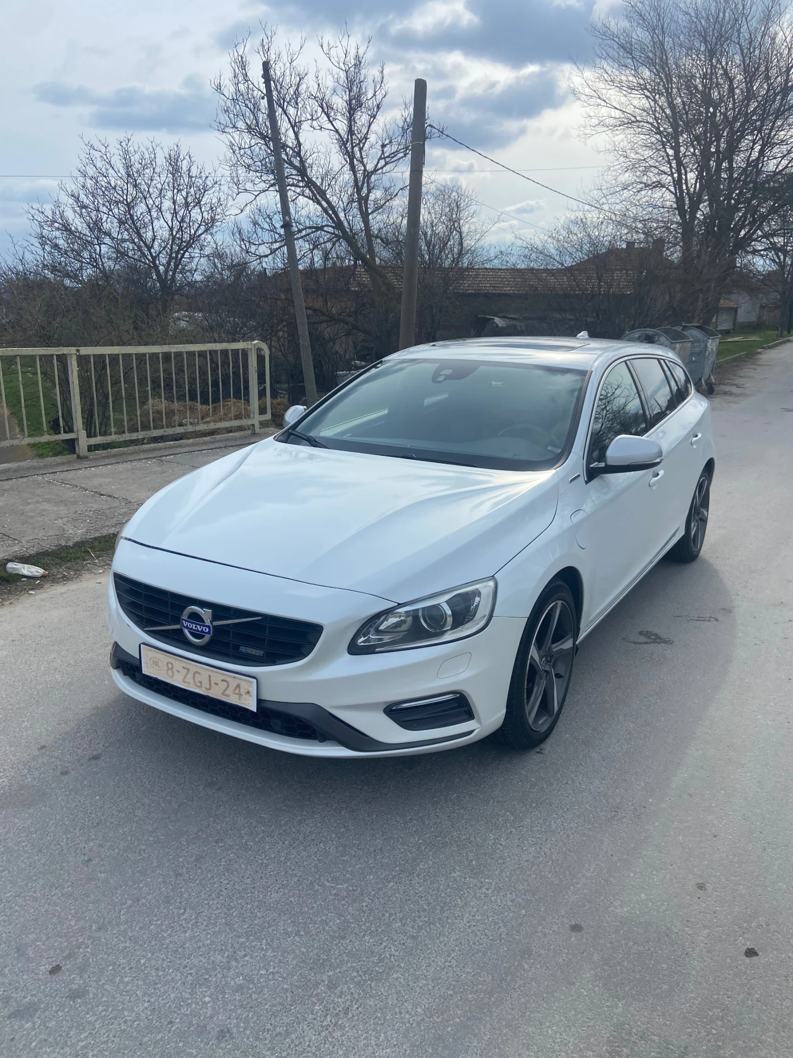 Volvo V60 2.4d Plug in Hybird, снимка 3 - Автомобили и джипове - 53929001