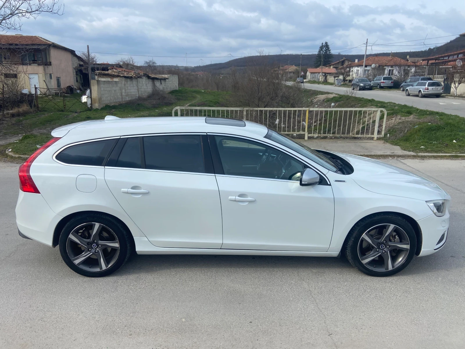 Volvo V60 2.4d Plug in Hybird, снимка 5 - Автомобили и джипове - 53929001