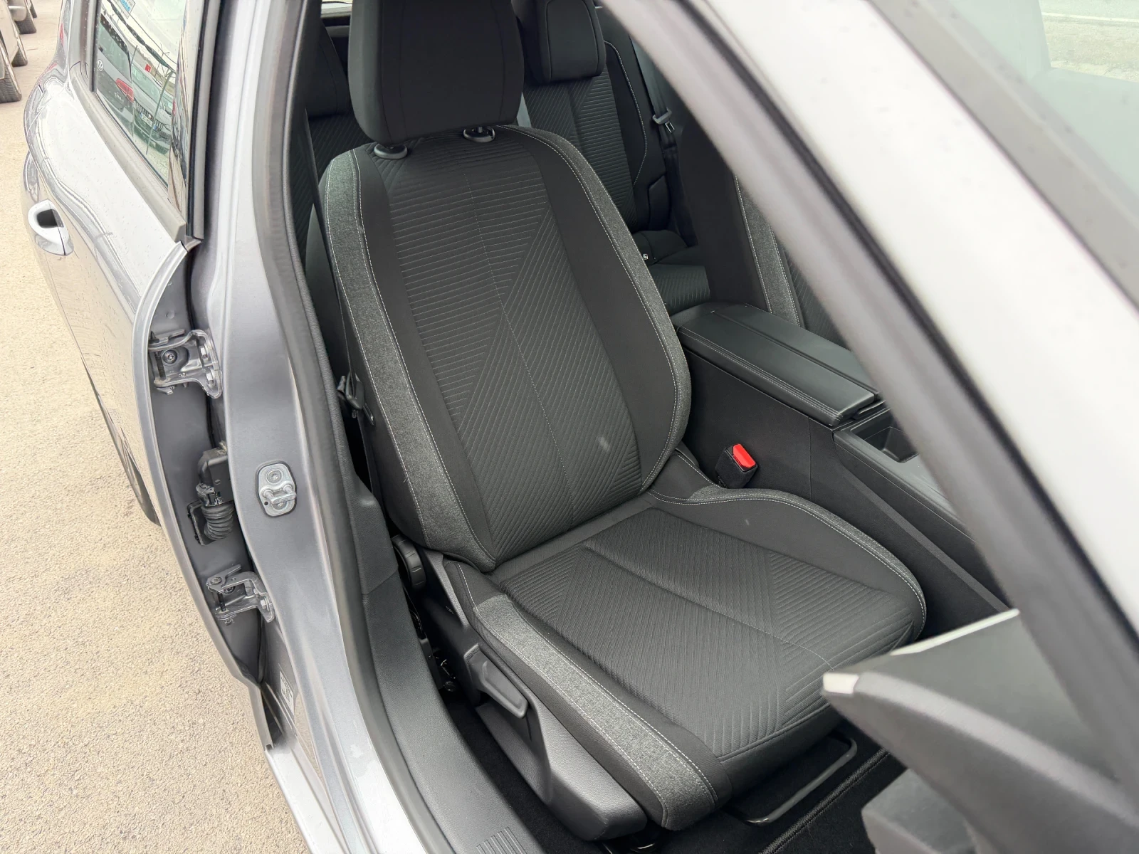 Peugeot 308 1.2 Puretech, снимка 10 - Автомобили и джипове - 54142921