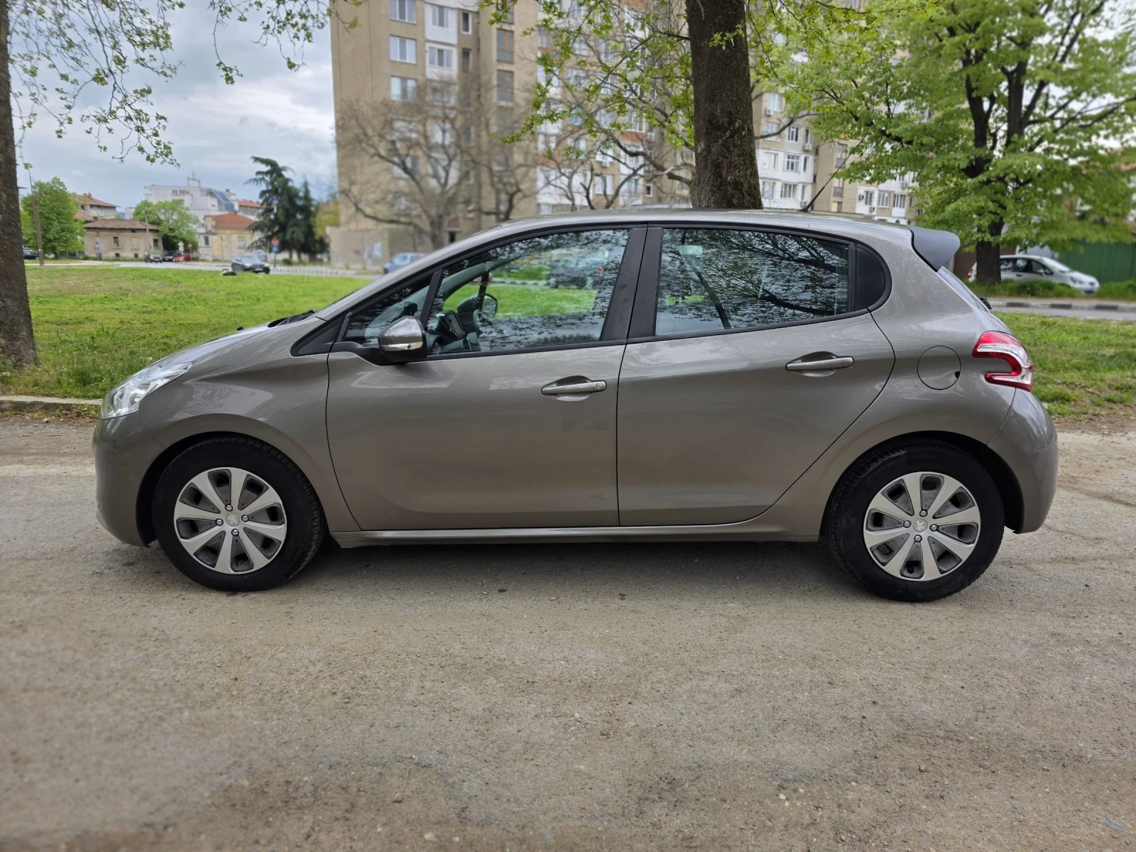 Peugeot 208 Автоматик , снимка 8 - Автомобили и джипове - 54381231