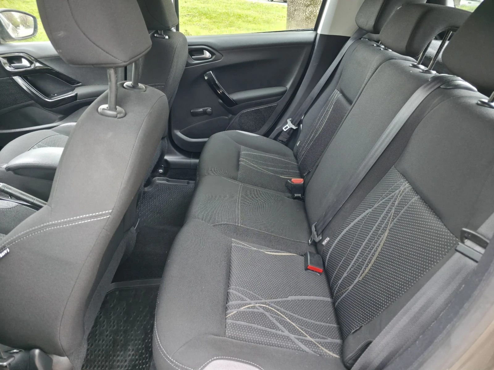 Peugeot 208 Автоматик , снимка 12 - Автомобили и джипове - 54381231