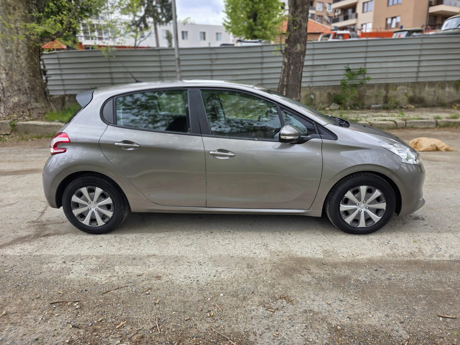 Peugeot 208 Автоматик , снимка 4 - Автомобили и джипове - 54381231