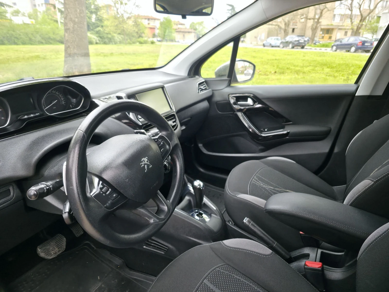 Peugeot 208 Автоматик , снимка 10 - Автомобили и джипове - 54381231