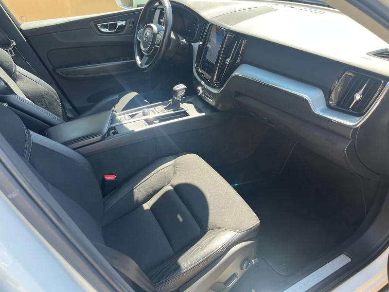 Volvo XC60 D 4  AWD, снимка 9 - Автомобили и джипове - 45839554