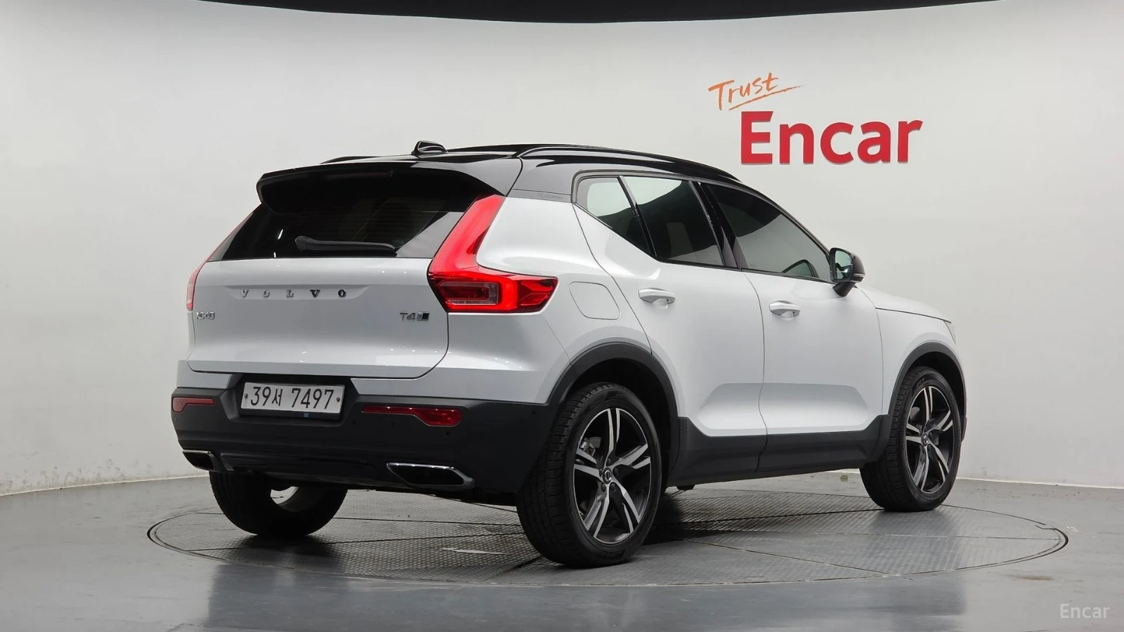 Volvo XC40 T4* R-Design* КОЖА* ПОДГРЕВ* ПАНО* КАМЕРА* , снимка 2 - Автомобили и джипове - 55530056