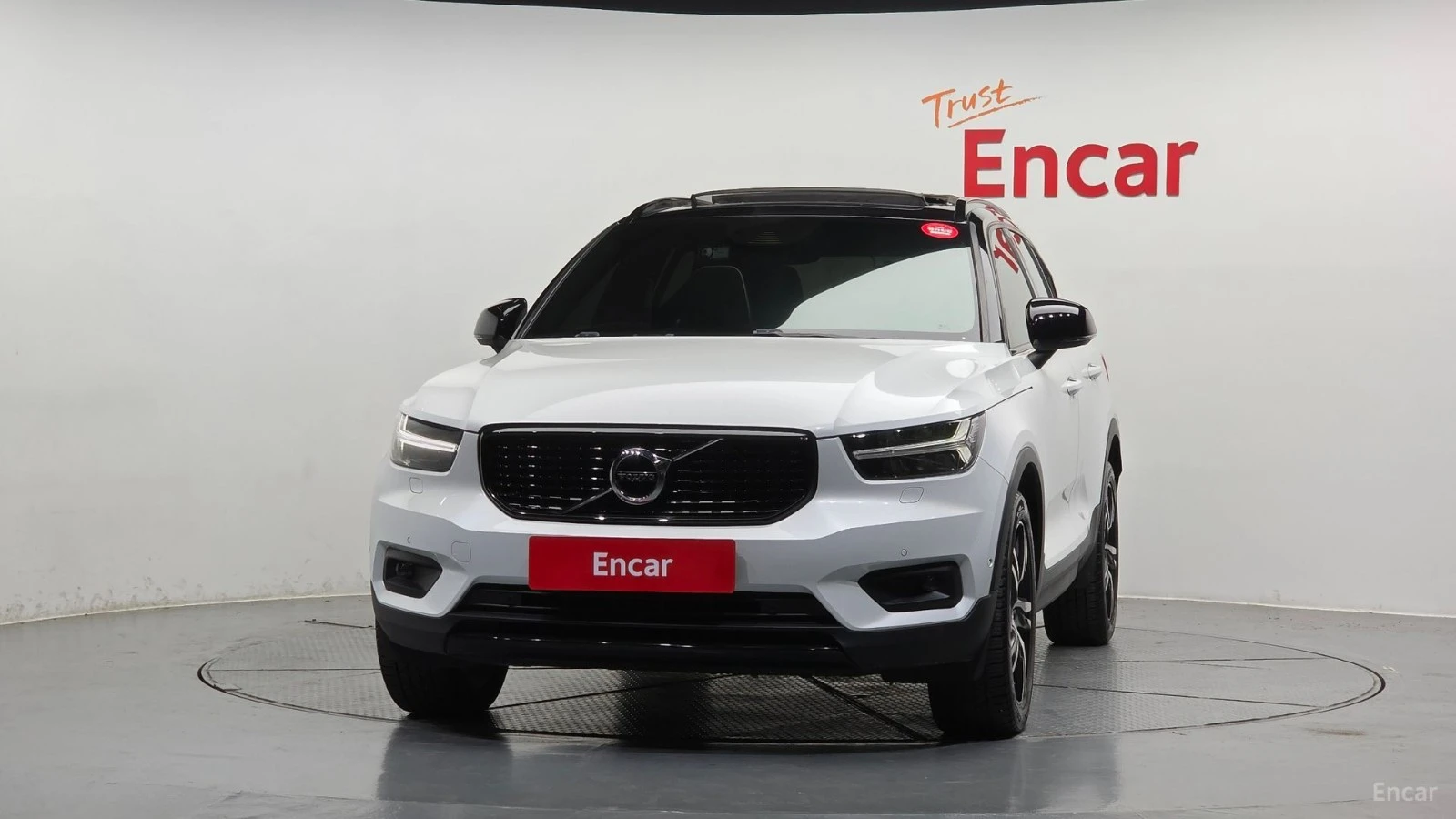 Volvo XC40 T4* R-Design* КОЖА* ПОДГРЕВ* ПАНО* КАМЕРА* , снимка 3 - Автомобили и джипове - 55530056