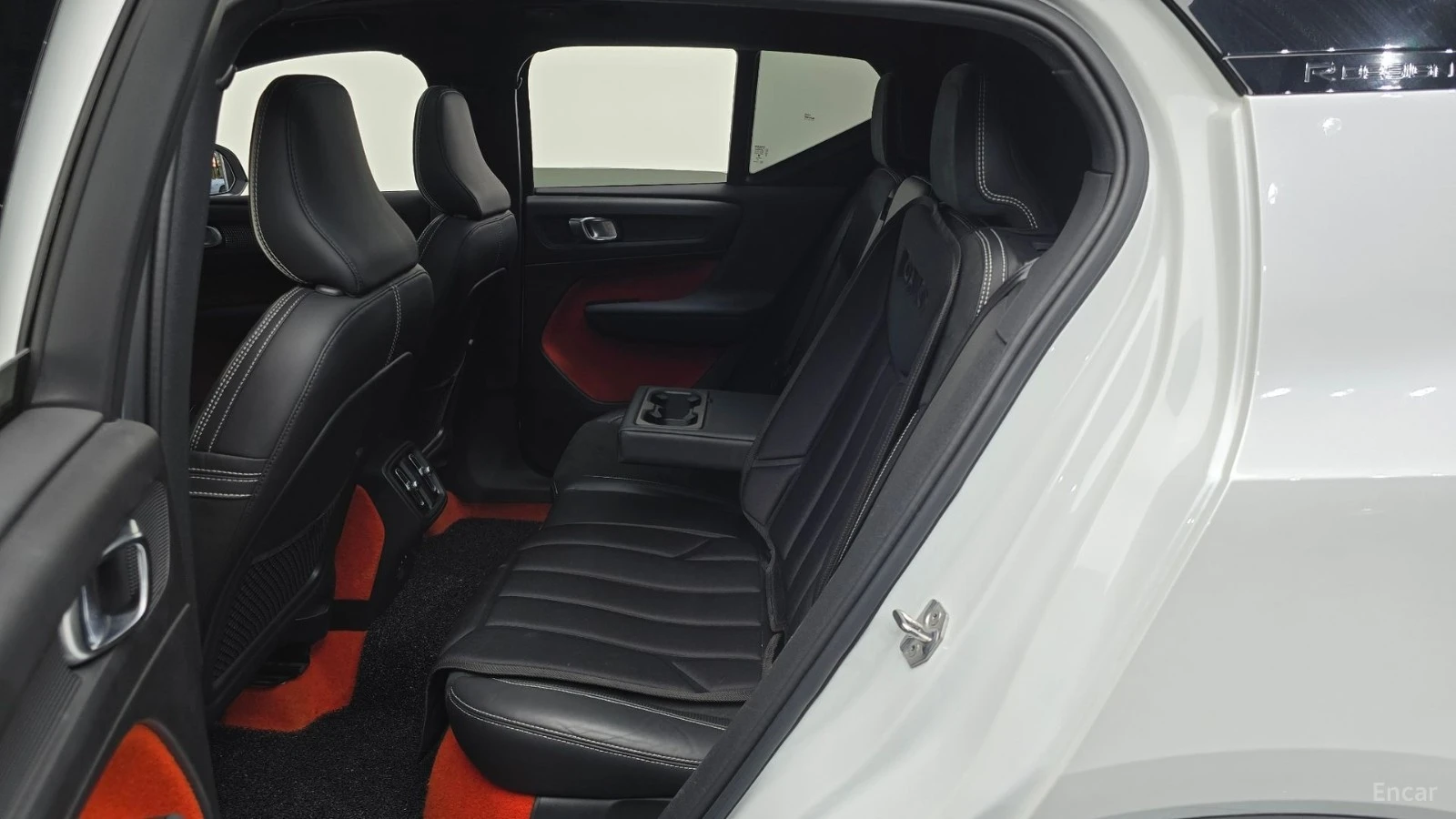 Volvo XC40 T4* R-Design* КОЖА* ПОДГРЕВ* ПАНО* КАМЕРА* , снимка 11 - Автомобили и джипове - 55530056
