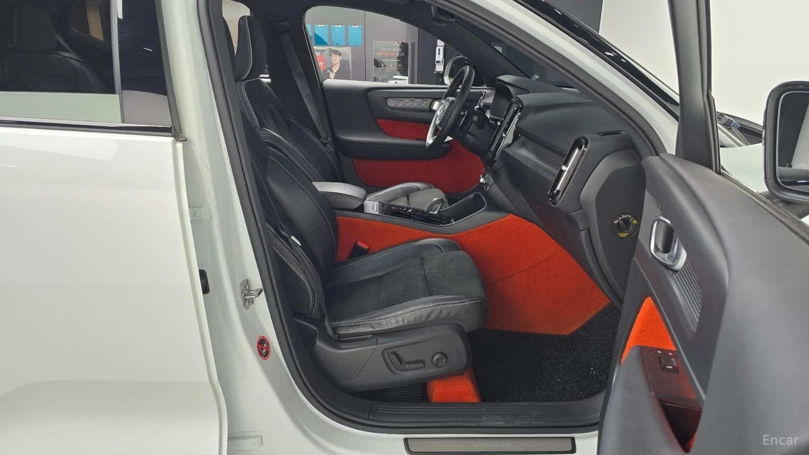 Volvo XC40 T4* R-Design* КОЖА* ПОДГРЕВ* ПАНО* КАМЕРА* , снимка 10 - Автомобили и джипове - 55530056