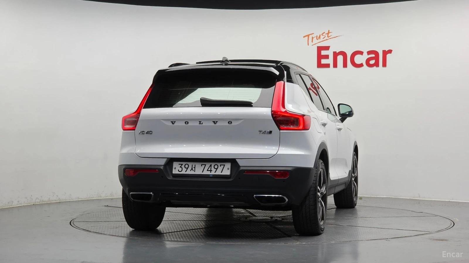 Volvo XC40 T4* R-Design* КОЖА* ПОДГРЕВ* ПАНО* КАМЕРА* , снимка 4 - Автомобили и джипове - 55530056