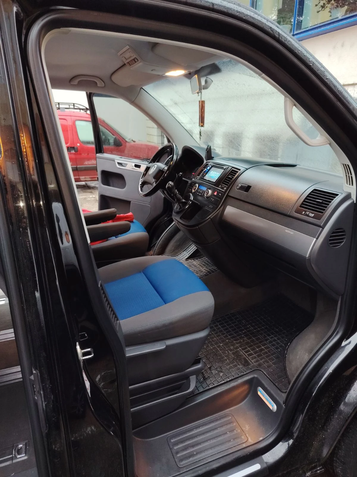 VW Multivan 2.5, снимка 12 - Бусове и автобуси - 54159870