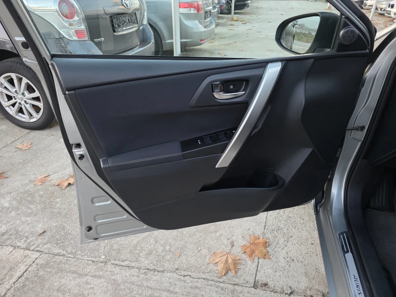 Toyota Auris 1.6 VVTI Автоматик Кожен Салон Панорама Навигация, снимка 5 - Автомобили и джипове - 52842183