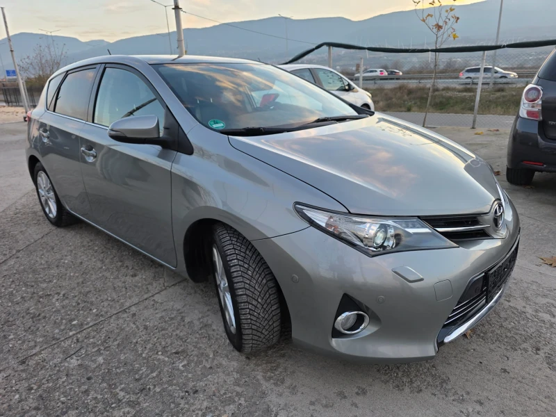 Toyota Auris 1.6 VVTI Автоматик Кожен Салон Панорама Навигация, снимка 2 - Автомобили и джипове - 52842183