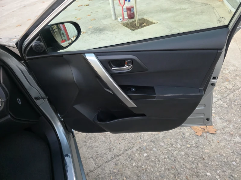 Toyota Auris 1.6 VVTI Автоматик Кожен Салон Панорама Навигация, снимка 7 - Автомобили и джипове - 52842183