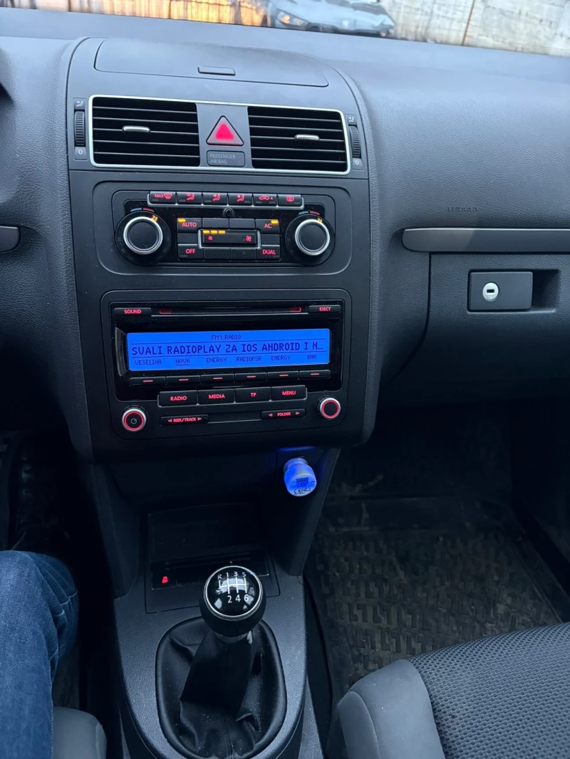VW Touran 1.6 TDI, снимка 10 - Автомобили и джипове - 53046876