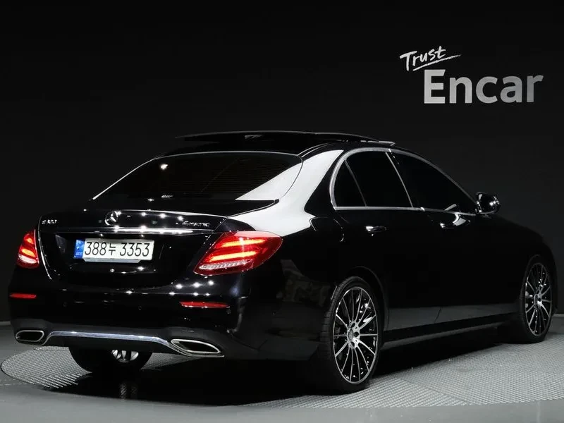 Mercedes-Benz E 300 4Matic Amg Line , снимка 2 - Автомобили и джипове - 55138205