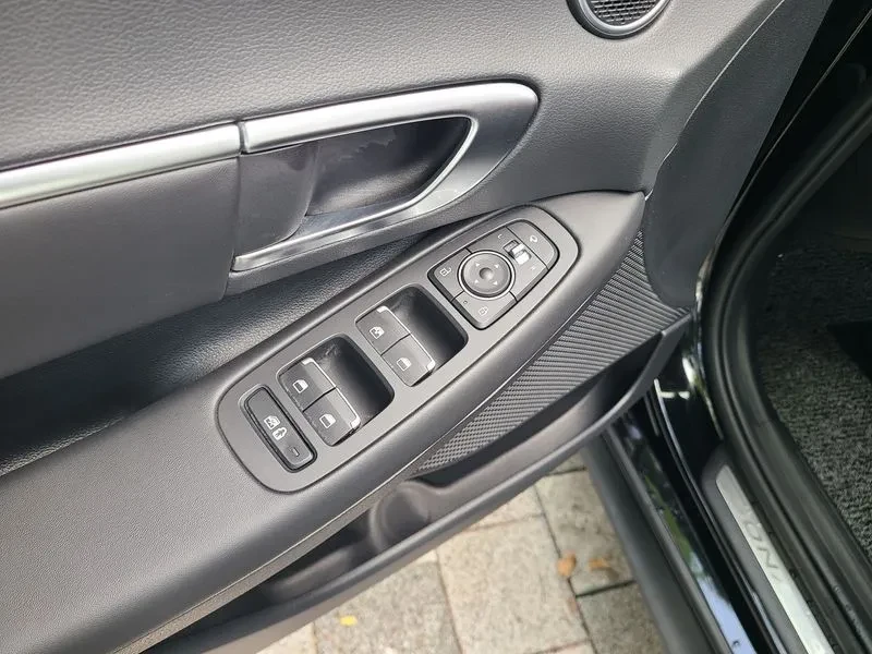 Hyundai Sonata 2.0 Premium, снимка 14 - Автомобили и джипове - 55937135