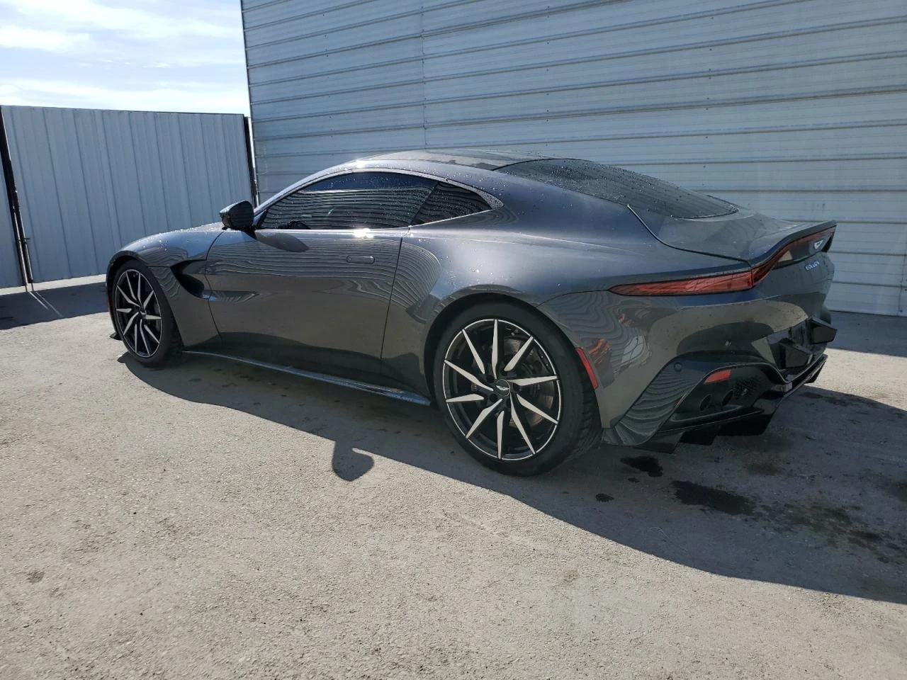 Aston Martin V8 Vantage  - изображение 4