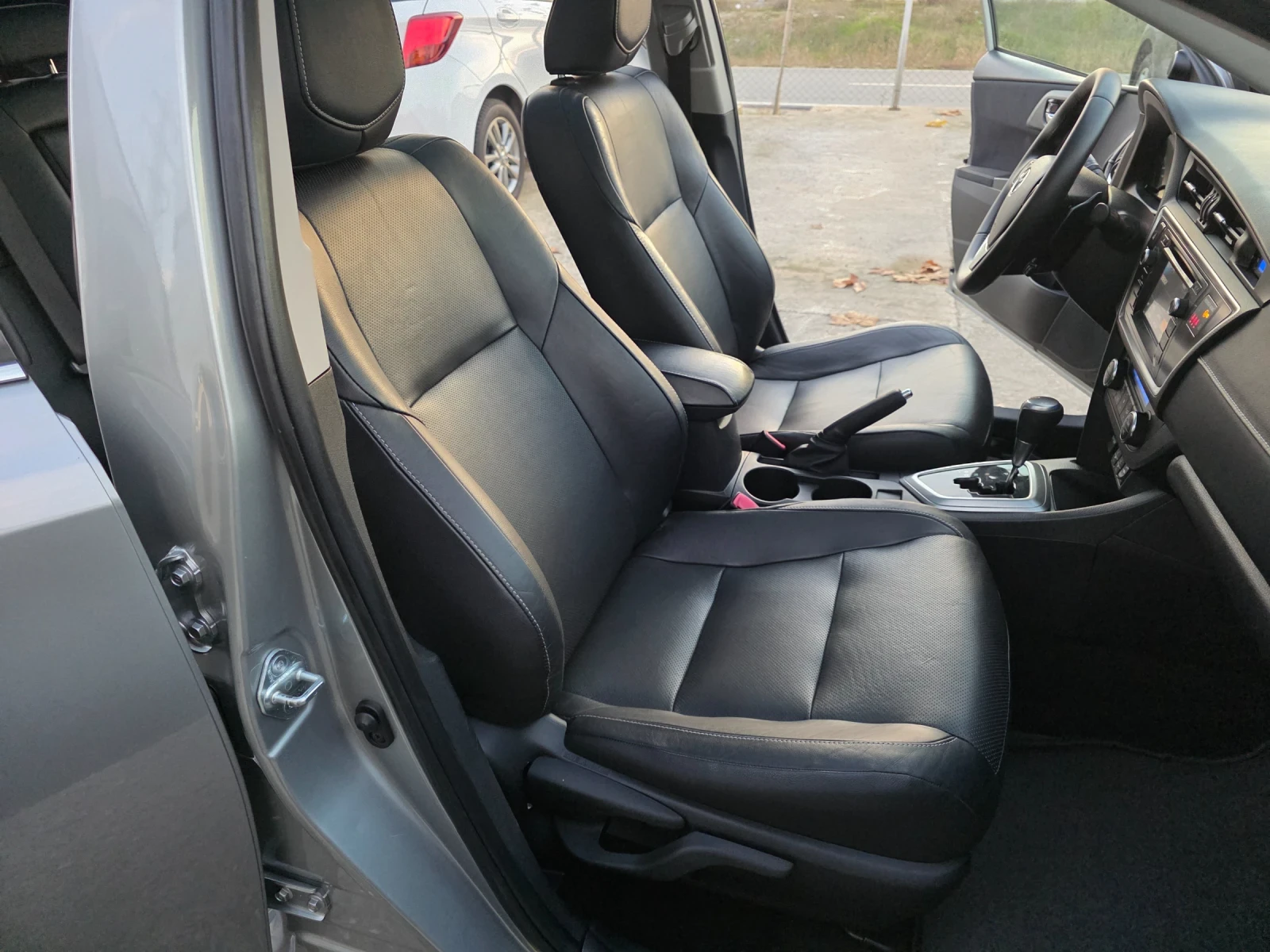 Toyota Auris 1.6 VVTI Автоматик Кожен Салон Панорама Навигация - изображение 8