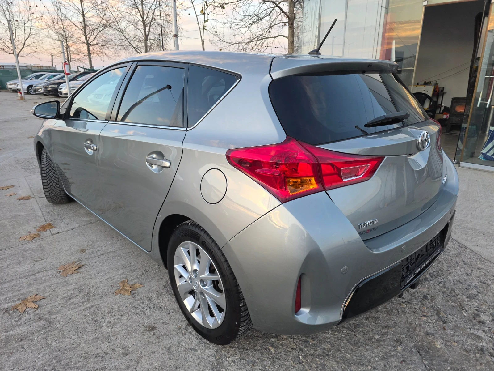 Toyota Auris 1.6 VVTI Автоматик Кожен Салон Панорама Навигация - изображение 4