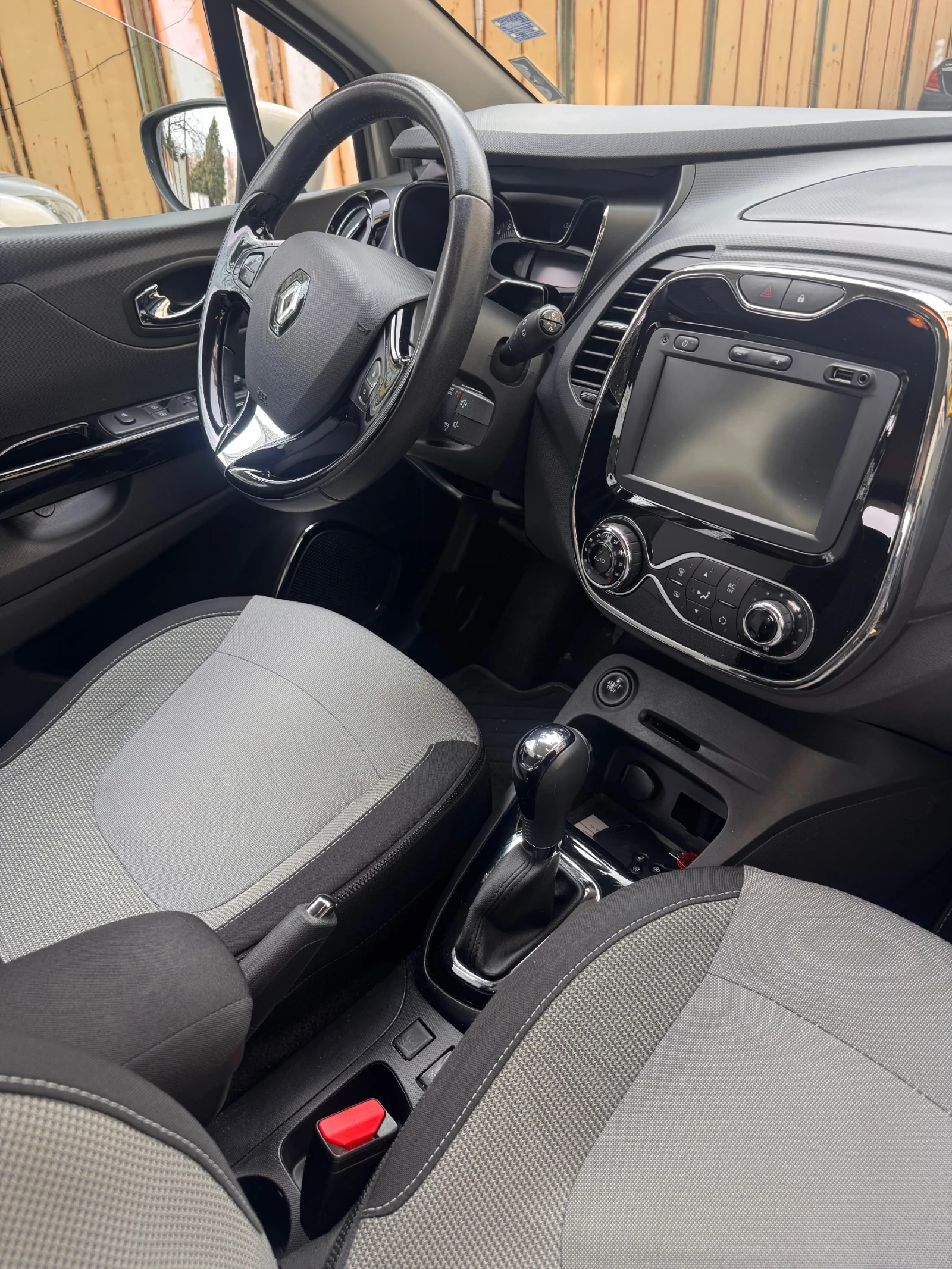 Renault Captur, снимка 6 - Автомобили и джипове - 54510666